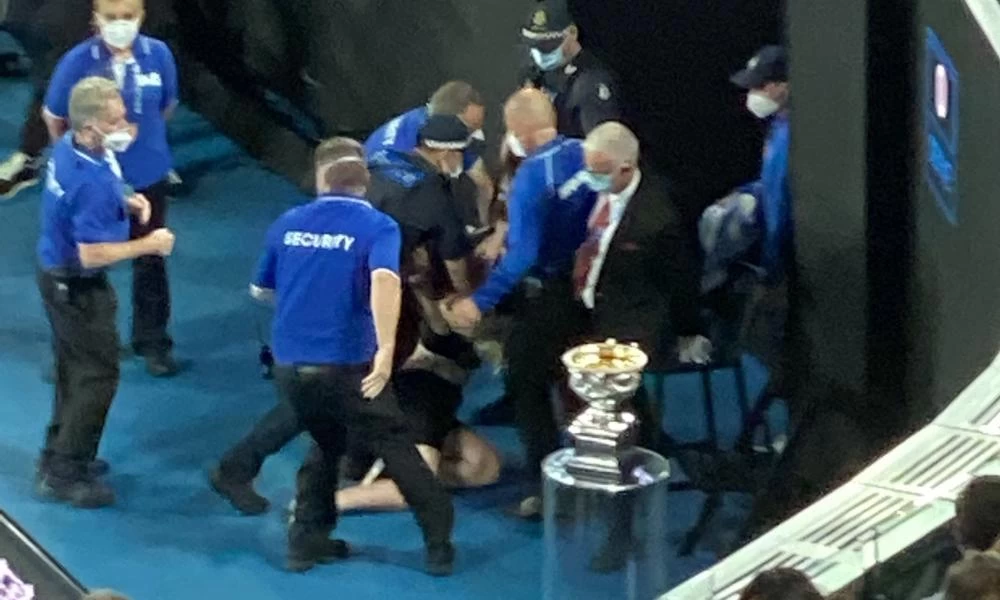 Australian Open: Οπαδός εισέβαλε στο court για να διακόψει τον τελικό